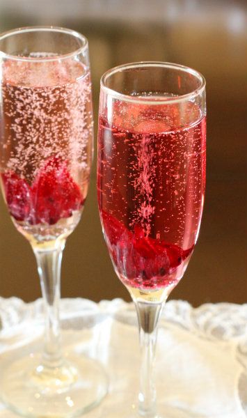 Pear and Hibiscus Flower Champagne Cocktail. My absolute favorite! Hibiscus Cocktail, Champagne Recipe, Pear Vodka, Brunch Cocktails, Champagne Cocktail, Pretty Drinks, Sparkling Wine, Savoury Dishes, Flutes