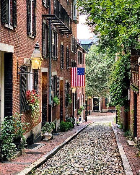 🇺🇸🙏 [BretClancy.Etsy.com] Massachusetts Aesthetic, Boston Architecture, Boston Aesthetic, Beacon Hill Boston, Boston Street, Massachusetts Travel, Boston Usa, Boston Travel, Spring Break Trips