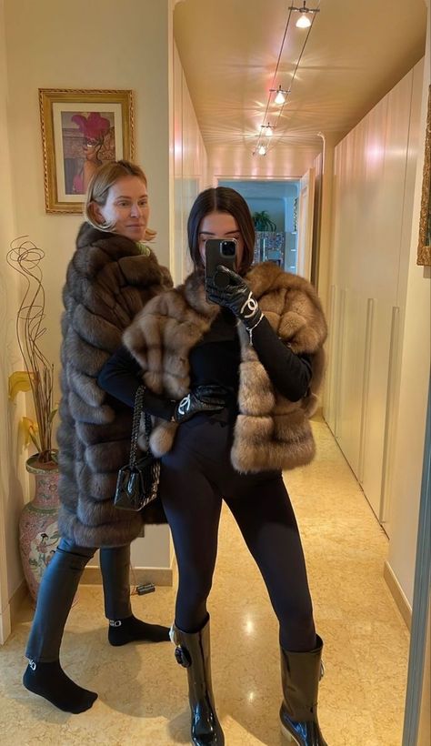 Mink Coats Outfit, Short Fur Coat Outfit, Winter Outfits Trendy, Fur Aesthetic, Short Fur Coat, Fall Fashion Ideas, Gloves Outfit, Winter Style Guide, Outfits For Winter