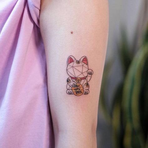 Maneki neko tattoo on the upper arm Maneki Neko Tattoo, Cat Silhouette Tattoos, Maneki-neko, Lucky Cat Tattoo, Cat Portrait Tattoos, Dynamic Tattoo, Kitty Tattoos, See Tattoo, Hyper Realistic Tattoo