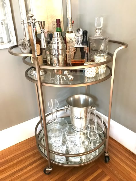 Round bar cart Bar Cart Styling Apartments, Sparkly Drinks, Rustic Home Bar, Drinks Corner, Round Bar Cart, Bar Design Ideas, Bandeja Bar, Diy Bar Cart, Gold Bar Cart