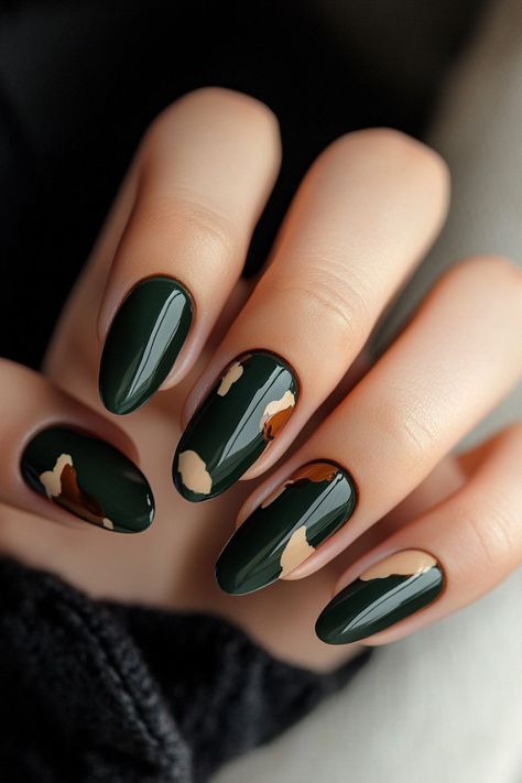 Green And Gold Nails, Pretty Nail Ideas, Fun Nail Designs, Dark Green Nails, Matte Green, Nail Polish Designs, Nature Inspired Design, Nails At Home, Cool Nail Designs