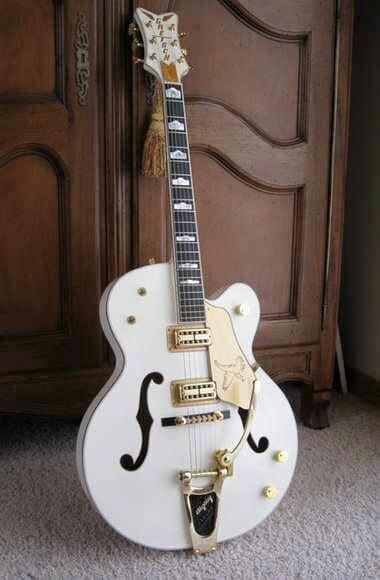 White Falcon Guitar, Gretsch White Falcon, Hevi Metal, Gitar Vintage, White Falcon, Pretty Guitars, Electric Guitar Design, Guitar Obsession, Prs Guitar