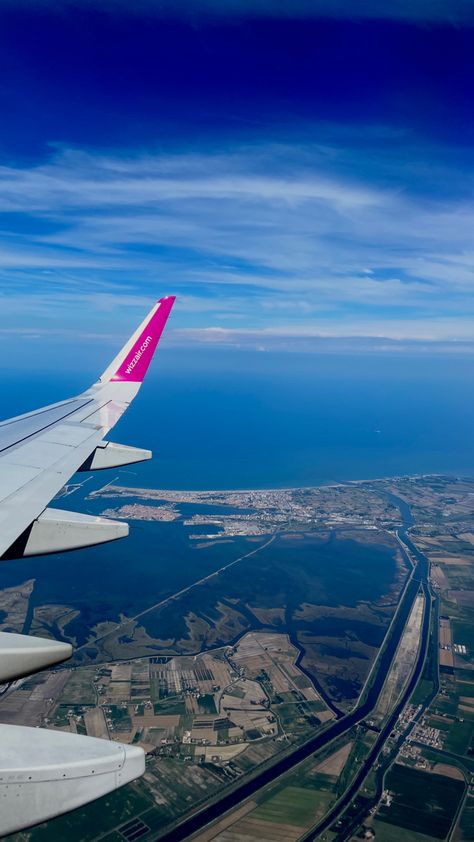 Plane To Italy, Italy Airport, Journaling Photos, Goth Romance, Aeroplane Flying, Airport Vibes, Italy View, Airplane Landing, Airplane Window View