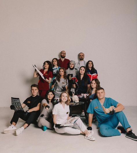 Doctor Group Photo, Medicine Graduation Photography, Medical Student Photoshoot, Medical Graduation Pictures, Medicine Photoshoot, Dentistry Wallpaper, Medical Photoshoot, Dental Photos, Group Picture Poses