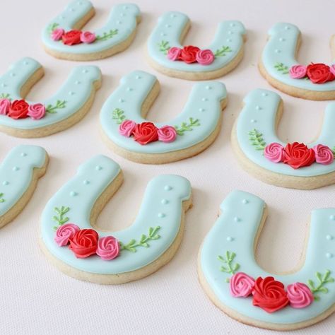 Really cute horseshoe cookies for a Kentucky Derby party. Horse Shoe Cookies, Kentucky Derby Cookies, Kentucky Derby Birthday, Derby Food, Kentucky Derby Food, Kentucky Derby Party Outfit, Kentucky Derby Party Games, Kentucky Derby Themed Party, Kentucky Derby Pie