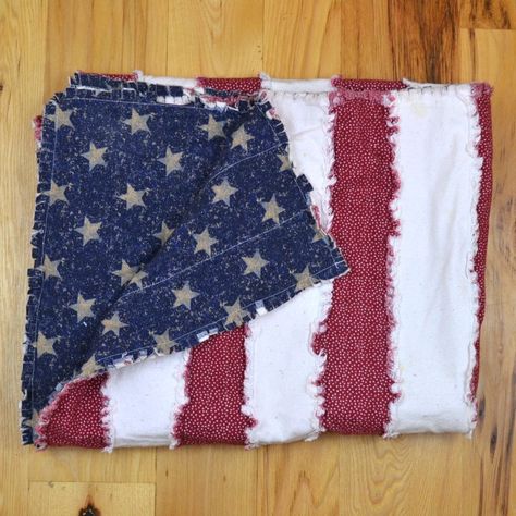 Rag Quilt Ideas, Flag Rag Quilt, Denim Quilt Patterns, American Flag Blanket, American Flag Quilt, Rag Flag, Flannel Rag Quilts, Rag Quilt Tutorial, Rag Quilt Patterns