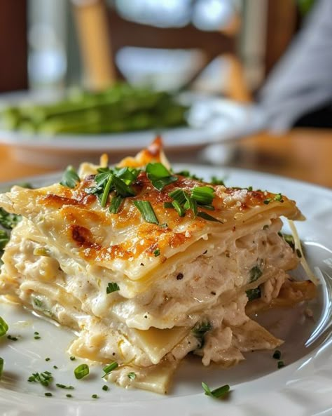 Spring Vegetable Chicken Alfredo Lasagna, Creamy Chicken Lasagna, Lasagna With White Sauce, Casserole Kitchen, White Lasagna, Chicken Alfredo Lasagna, Alfredo Lasagna, Traditional Lasagna, Chicken Lasagna