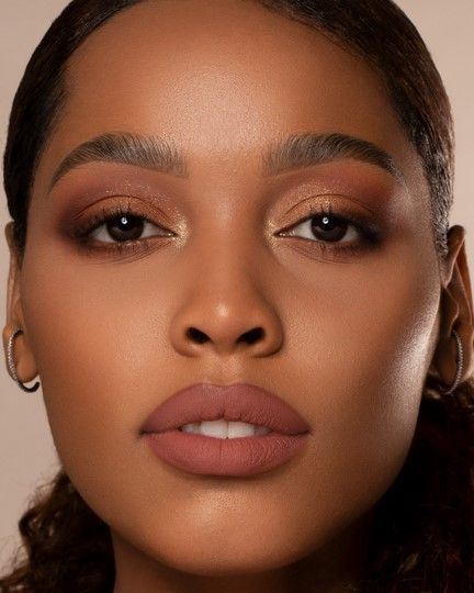 Flawless Face Makeup, Dusky Skin, Mauve Lipstick, Lipstick For Dark Skin, Light Lipstick, Makeup News, Brown Skin Makeup, Rose Lipstick, Brown Lipstick