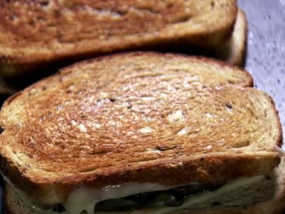 Patty Melt Recipe Pioneer Woman, Swiss Cheese Recipes, Patty Melt Recipe, Leftover Roast Beef, Appetizer Sandwiches, Melt Recipe, Video Food, Patty Melt, Dinner Guests