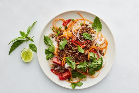 Mac Salad Recipe, Thai Noodle Salad, Minced Beef Recipes, Thai Beef, Noodle Salad Recipes, Healthy Beef, Beef Salad, Mince Recipes, Noodle Salad