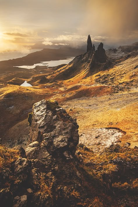 Majestätisch überblickt er das zerklüftete Gebirge im Norden Skyes. Der Old Man of Storr ist eine wunderschöne, gigantische Felsnadel. Die Landschaft dahinter eine grandiose Kulisse. Isle Of Skye, Scotland Travel, 판타지 아트, Fantasy Landscape, Old Man, The Clouds, Outlander, Beautiful World, Wonders Of The World