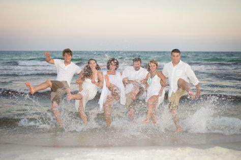 Funny Family Beach Pictures, Family Of Five Beach Pictures, Family Poses Beach, Fun Family Beach Photo Ideas, Beach Family Photos Adults, Beach Group Photoshoot, Beach Group Photos, Large Family Beach Photos, Beach Group Photo Ideas