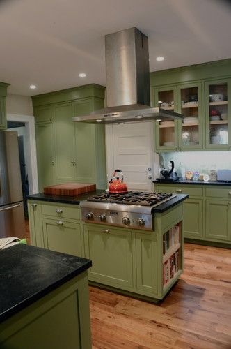 Kitchen with green cabinets and black countertops...Love! Sage Countertops, Sage Kitchen, Cabinets Painted, Sage Green Kitchen, Kitchen New York, Traditional Kitchen Design, Green Kitchen Cabinets, Green Cabinets, Room Renovation