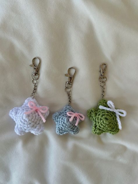 Crochet Mini Star, Chunky Yarn Crochet, Keychain Patterns, Star Tutorial, Crochet Keychain Pattern, Crochet Business, Crochet Stars, Tutorial Crochet, Tiny Star