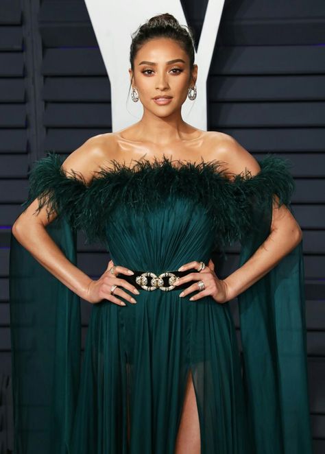 Shay Mitchell at the 2019 Vanity Fair Oscar Party Wearing an emerald green gown by Labourjoisie Green Dress Makeup, Makup Looks, Emerald Green Gown, Green Dress Outfit, Brown Girls Makeup, Emerald Green Dress, Prom Eye Makeup, Hipster Looks, Green Formal Dresses