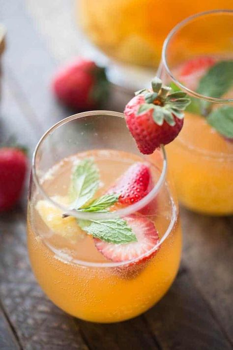 Mango Sangria, Champagne Sangria, Mango Vodka, Yummy Summer Cocktails, Rum Punch Recipes, Boozy Brunch, Fruity Cocktails, Summer Cocktail Recipes, Sangria Recipes