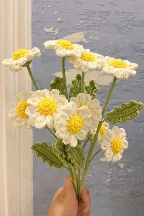 white daisies Flower Crochet Aesthetic, Yellow Crochet Projects, Small Daisy Crochet, Small Daisy Crochet Pattern, Yellow Crochet Flowers, Mini Daisy Crochet Pattern, Daisy Crochet Bouquet, Yellow And White Crochet, Crochet Flowers Tutorial