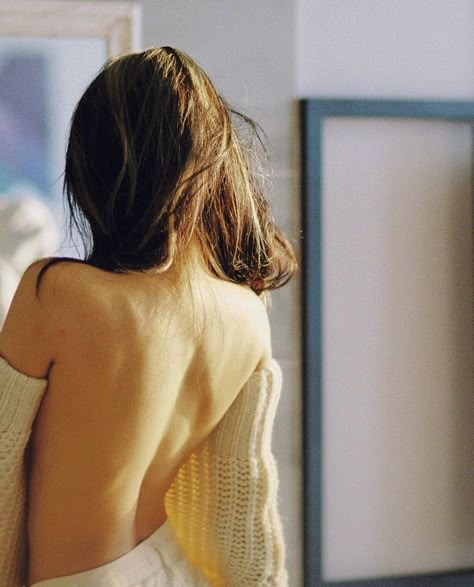 Posture Aesthetic, Back Of A Woman, Form Practice, Painting Reference Photos, Beauty Mood Board, Portrait Light, Reading People, Dr Face Claim, Character Girl