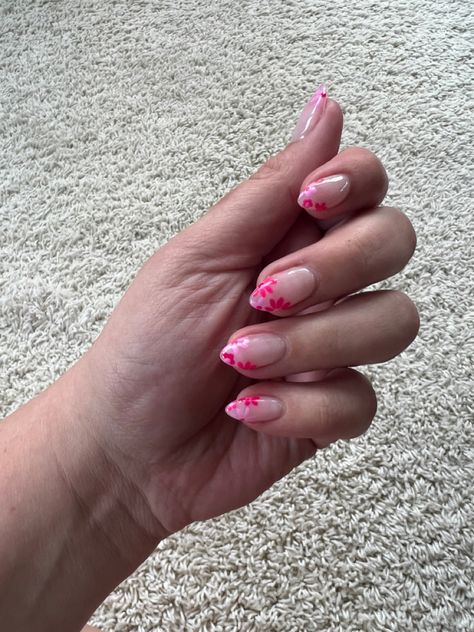 Pink flower nails Nails With Pink Flowers, Light Pink Flower Nails, Hot Pink Flower Nails, Latina Nail Designs Pink, Long Oval Nails, Europe Nails, Pink Flower Nails, Wave Nails, Broken Nails