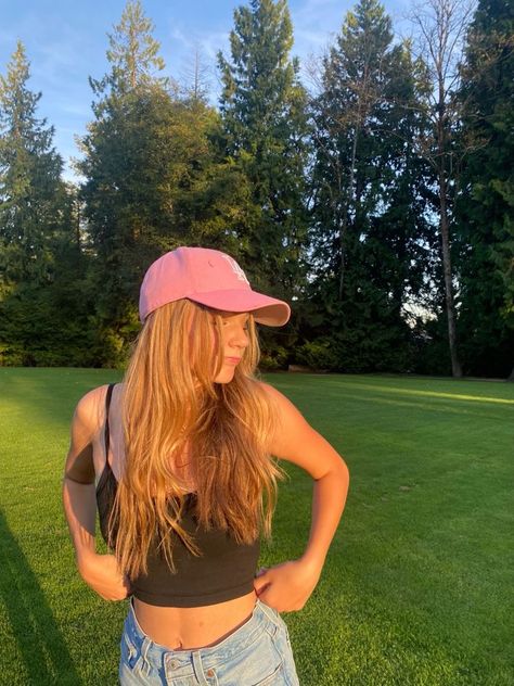 Cap Pose Ideas, Cap Pictures Photo Ideas, Aesthetic Photos Outside, Cap Outfits For Women Summer, Pink Cap Outfit, Instagram Photos Aesthetic, Cap Outfit Summer, Cap Pics, Outside Ideas