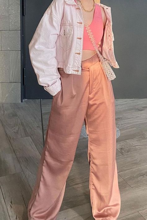 Korean Winter Fashion Outfits, New York Spring Outfits, Odelyn Mackenzie, Pink Jacket Outfit, Neutral Spring Outfit, Pink Pants Outfit, Outfits Quotes, Peach Jeans, Jeans Outfit Spring