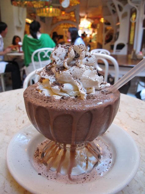 Frozen Hot chocolate. It's for sharing. Serendipity New York City. ❤️ Serendipity 3, New York City Vacation, Frozen Hot Chocolate, Nyc Baby, Voyage New York, New York Food, Nyc Christmas, Nyc Food, New York City Travel