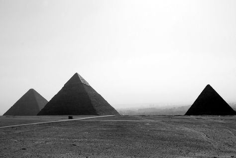 Black and white of the Great Pyramids in Egypt. Such a cool sight! Ancient Egypt Black And White, Egypt Black And White, Reverse Pyramid, Egypt Wallpaper, Egypt Aesthetic, St Hubert, Mojave Ghost, Ancient Egypt History, Girl Vibe