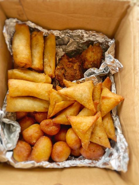 A box of sprinroll, samosa, puffpuff and sauced chicken. Can be served at parties or enjoyed anytime. Platter Food Ideas, Sauced Chicken, Small Chops, Platter Food, Platter Ideas, Food Business Ideas, Cheat Day, Food Business, Samosa