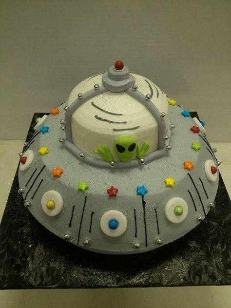 Alien Saucer, Alien Birthday Party, Alien Cake, Alien Party, Cake With Fondant, Pastel Cupcakes, Cream Candy, Space Birthday, Space Party