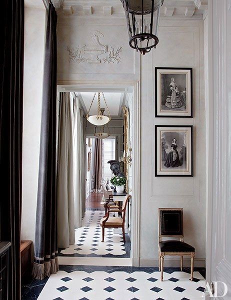 Jean-Louis Deniot, a Paris decorator, gave an American couple’s Left Bank entrance hall aristocratic elegance through the addition of a bold cornice, sweeping fringed curtains made of a Romo velvet, and an inlaid-stone floor. Parisian Chic Interior Design, Parisian Chic Interior, Jean Louis Deniot, White Molding, Style Apartment, Chic Interior Design, Paris Home, Parisian Apartment, French Home Decor