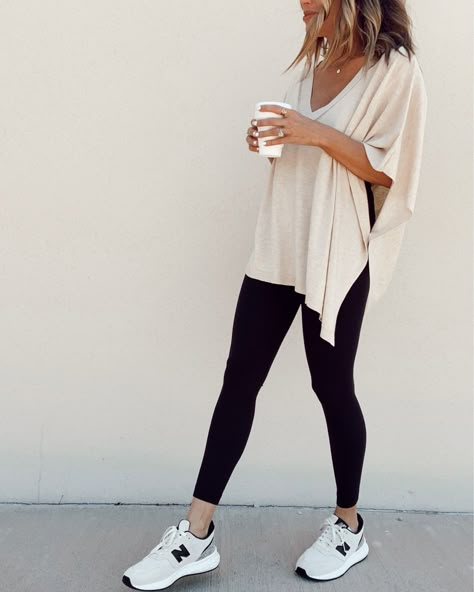 Mom Athleisure Style, Outfits With Tennis Shoes, Feminine Athleisure, Outfits Leggins, Look Legging, Mom Wardrobe, Knit Poncho, Legging Outfits, Athleisure Outfits