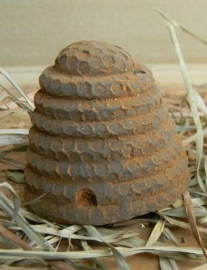 Easy DIY Bee Skep for under $10! - DIY Beautify - Creating Beauty at Home Wax Ornaments, Primitive Bee, Bees Nest, Beeswax Molds, Beeswax Ornaments, Bee Hive Craft, Bee Skeps, Paper Bee, Needle Weaving