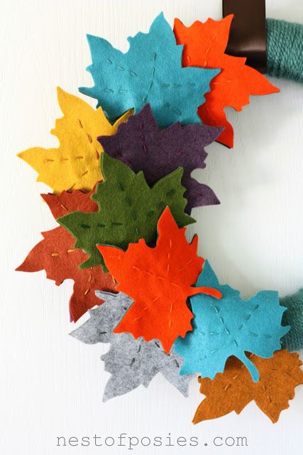 Fall Felt Leaf Wreath - would be gorgeous against any background.  Great pops of color! via Nest of Posies Felt Leaf Wreath, Couronne Diy, Felt Leaf, Felt Wreath, Felt Leaves, Autumn Crafts, Leaf Wreath, Autumn Wreaths, Fall Decor Diy