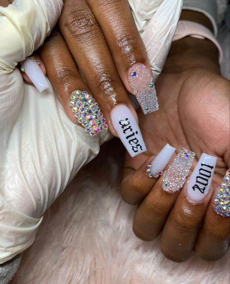 22nd Birthday Nails Long, Zodiac Signs Acrylic Nails, 1998 Nails Birthday, Birthday Nails Aires, Birthday Nails With Date, 19 Year Old Birthday Nails, 2003 Birthday Nails, Aries Birthday Nails Short, Pieces Birthday Nails