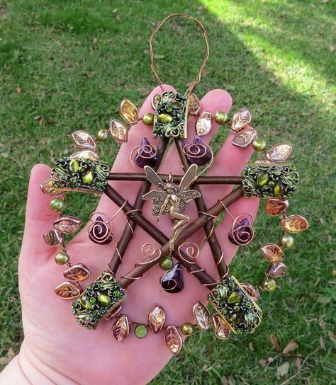 Beautiful way to show your Pagan/Witchy side without being too over the top. I would add it to a wreath on my front door. Wiccan Crafts, Wiccan Decor, Magia Das Ervas, Pagan Crafts, Witch Diy, Witchy Crafts, Baby Witch, Witch Magic, Witchy Decor