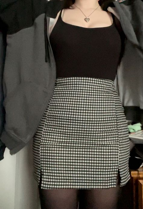 Fitted Plaid Skirt, Black Plaid Skirt Outfit Aesthetic, Outfit Ideas Plaid Skirt, Short Checked Skirt Outfit, Cute Grunge Outfits Skirts, Plade Skirt Outfit Ideas, Checkered Skirt Outfits, Outfits Con Short Gris, Mini Skirt And Hoodie Outfit