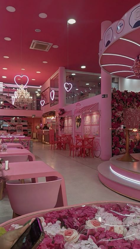 Beautiful Restaurants Interiors, Hello Kitty Cafe Interior, Unique Cafe Design Interiors, Rosa Pink Aesthetic, Pink Cafe Interior, Cafeterias Aesthetic, Pink Cafe Aesthetic, Aesthetic Cafe Design, Brunch Pics