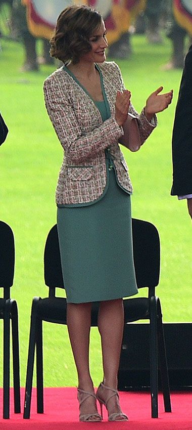 Reina Letizia: Sus looks, al detalle, durante su visita de Estado a México Chanel Jacket, Chanel Fashion, Outfits Casual, Royal Fashion, Work Attire, Office Fashion, Classy Outfits, African Fashion, Elegant Dresses