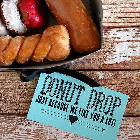 There is nothing better than dropping off a fun surprise to someone (who least expects it) and seeing their reaction. No holiday, birthday or special occasion needed… except to say I was thinking about you. Grab some donuts, ribbon and the printable tag from HERE. And GO surprise someone!! It feels just as good to … Marketing Gift, Free Printable Gifts, Cute Gifts For Friends, Free Printable Gift Tags, Ideas Hogar, Neighbor Gifts, Gift Tags Printable, Great Birthday Gifts, Surprise Gift