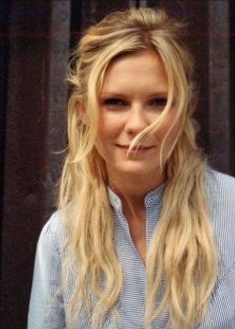 Kirsten Dunst Hair, Kristen Dunst, Beach Blonde Hair, Beach Blonde, Cool Blonde Hair, Hair And Makeup Tips, Bangs Curly, Blonde Hair Shades, Long Bangs