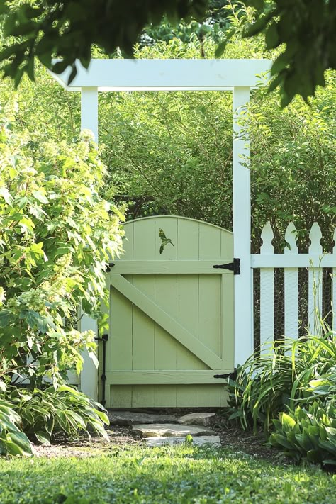 Fences And Gates Front Yard, Outdoor Gates Ideas, Trellis With Gate, Garden Gates Ideas, Dining Room Mood Board, Summer Dining Room, Room Mood Board, Wooden Garden Gate, Garden Gates And Fencing