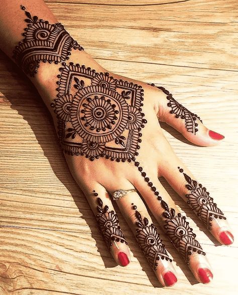 Henna Design Back, Mehdi Degine, Mehandi Ke Design, Back Hand Mehndi Designs Simple, Mehndi Saree, Hand Mehndi Designs Simple, Mehndi Design Video, Palm Henna Designs, Henne Tattoo