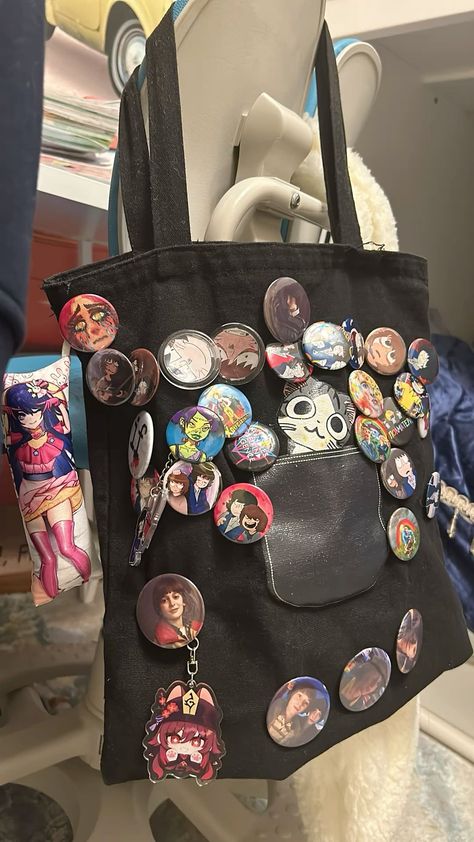 Decorated Backpack, Decorated Bag, Backpack With Pins, Backpack Art, Y2k Pfp, Alt Clothes, My Life My Rules, Purse Game, Unique Backpacks