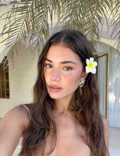 Sun Set Makeup Look, Selfies With Flowers, Vanilla Antique, Beach Makeup, Beach Selfie, Summer Picture Poses, Pose Fotografi, Beach Photography Poses, Island Girl