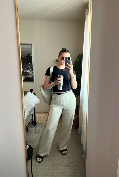 Trousers And Birkenstock Outfit, Black Birkenstock Arizona Outfit, Arizona Sandals Outfit, Outfit With Birkenstocks Sandals, Black Arizona Birkenstocks Outfits, Black Berkinstocks, Women Birkenstock Sandals Outfits, Outfits With Birkenstocks Sandals, Birkenstock Outfit Sandals