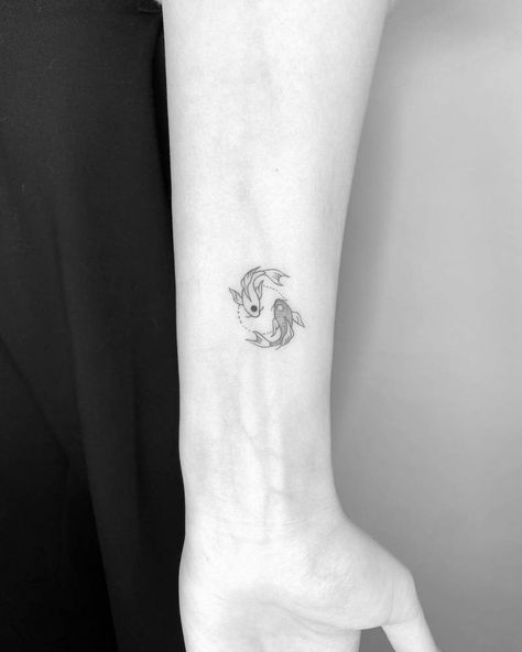 Ying Yang Tattoo Minimalist Fish, Subtle Yin Yang Tattoo, Ying Yang Tattoo Avatar, Koi Fish Yin Yang Tattoo Couple, Small Tattoos Ying Yang, Minimal Yin Yang Tattoo, Avatar Ying Yang Fish Tattoo, Small Ying Yang Tattoo, Koi Fish Hand Tattoo