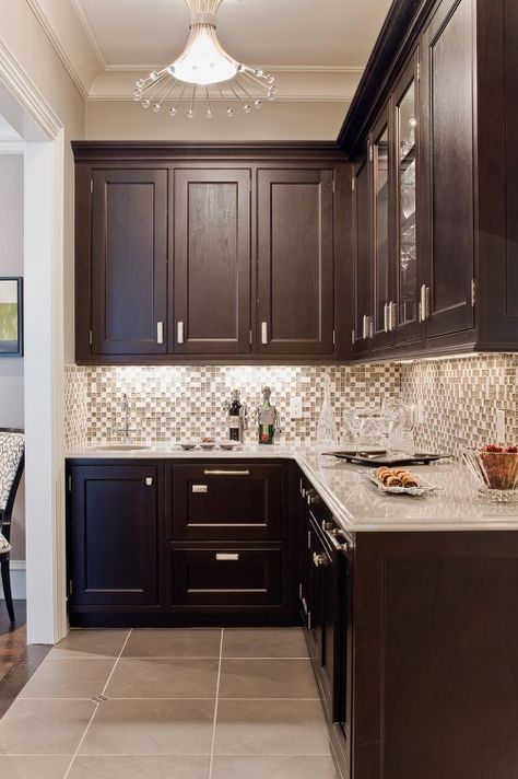 Love the dark cabinets and backsplash Gray Countertops, Backsplash With Dark Cabinets, Espresso Cabinets, Kitchen Ideas Dark Cabinets Espresso, Espresso Kitchen, Traditional Kitchen Design, Brown Cabinets, Floor Tile Design, Dark Kitchen