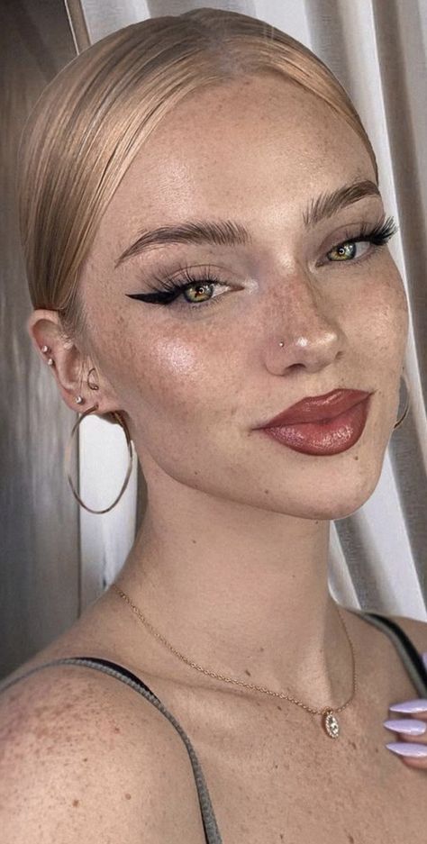 Pirsing Face, Nose Pierced Both Sides, Eye Makeup Hacks, Cute Nose Piercings, Real Cat, Lash Kit, Nose Piercing Stud, Cat Eyeliner, Cat Eye Makeup