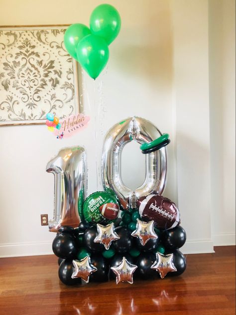 Football Birthday Balloon Garland, Football Balloon Bouquets, Sports Balloon Bouquet, Football Balloon Decorations, Sports Balloons, Balloons Arrangements, Football Party Balloons, Football Event, Birthday Balloon Bouquet